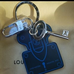 💯Louis Vuitton key Charm.  L V